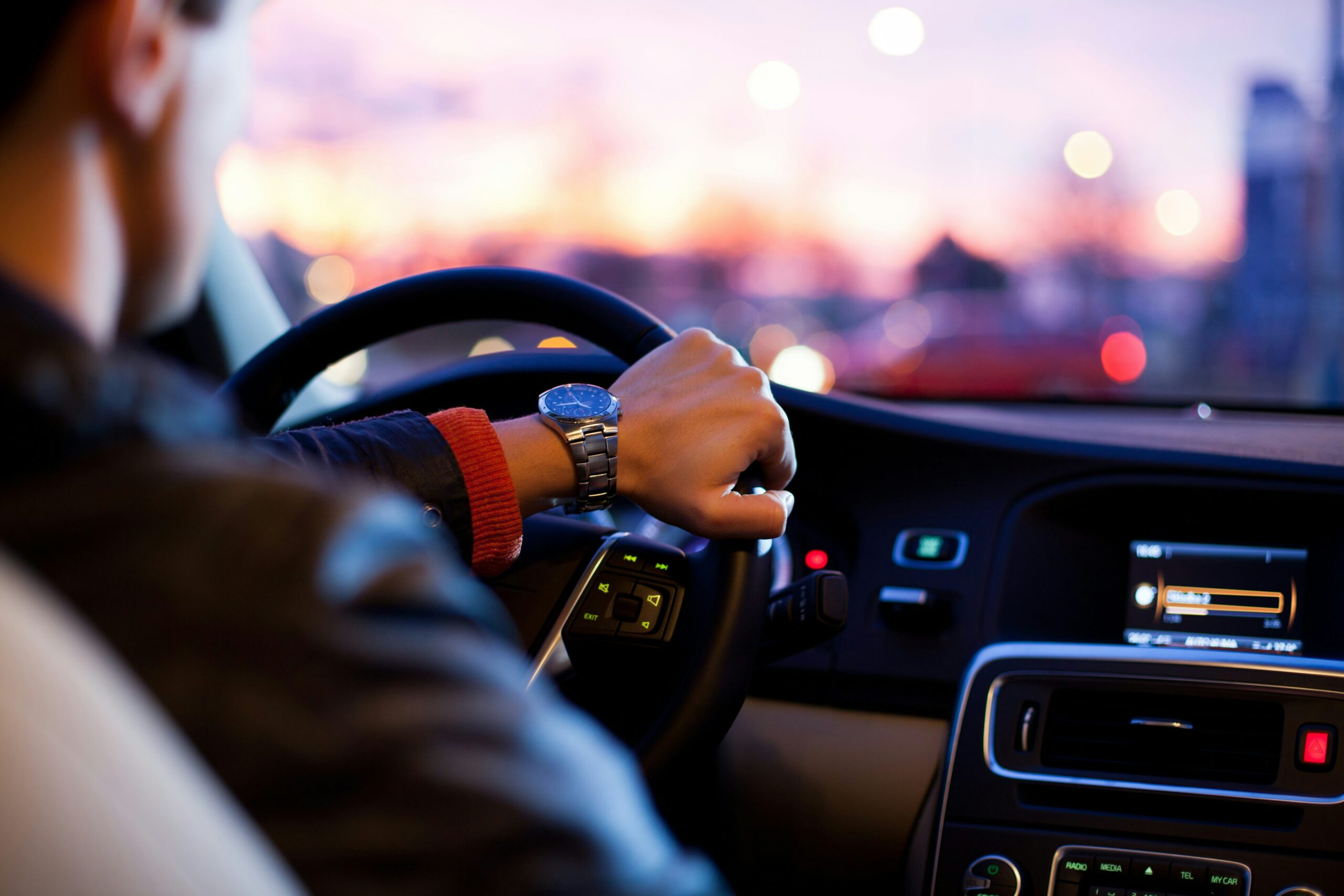 Image d'un chauffeur de taxi dans son véhicule.