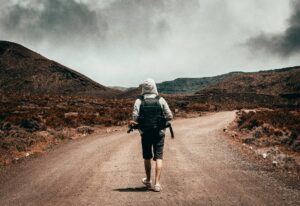 photo d'un homme sur la route du volcan
