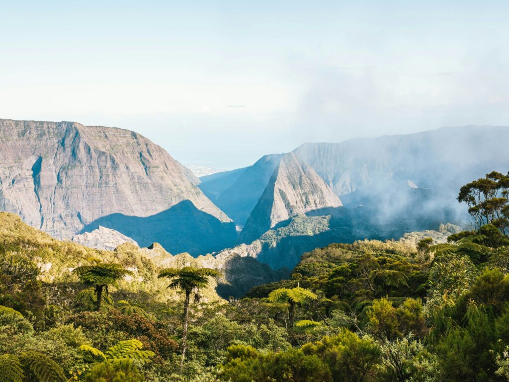 photo d'un cirque avec la forêt tropical en premier plan et vue sur les montagnes en second plan
